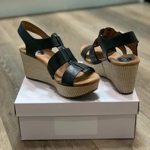 🌵Clarks Women’s Caslynn Reece Wedge Sandal Black